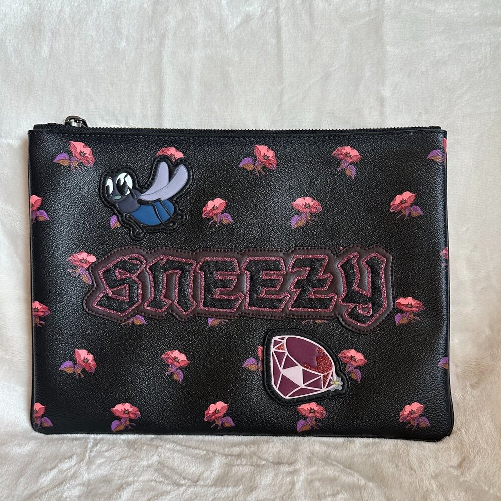 NWT! RARE! DISNEY X COACH LARGE WRISTLET 30 WITH SNEEZY IN BLACK F72912
